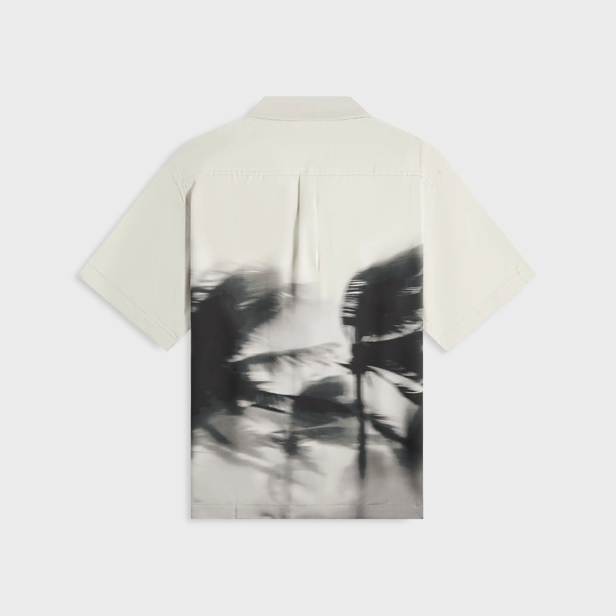 ErgonomicSleeveCut Stampd Camp Collar Top - Motion Print