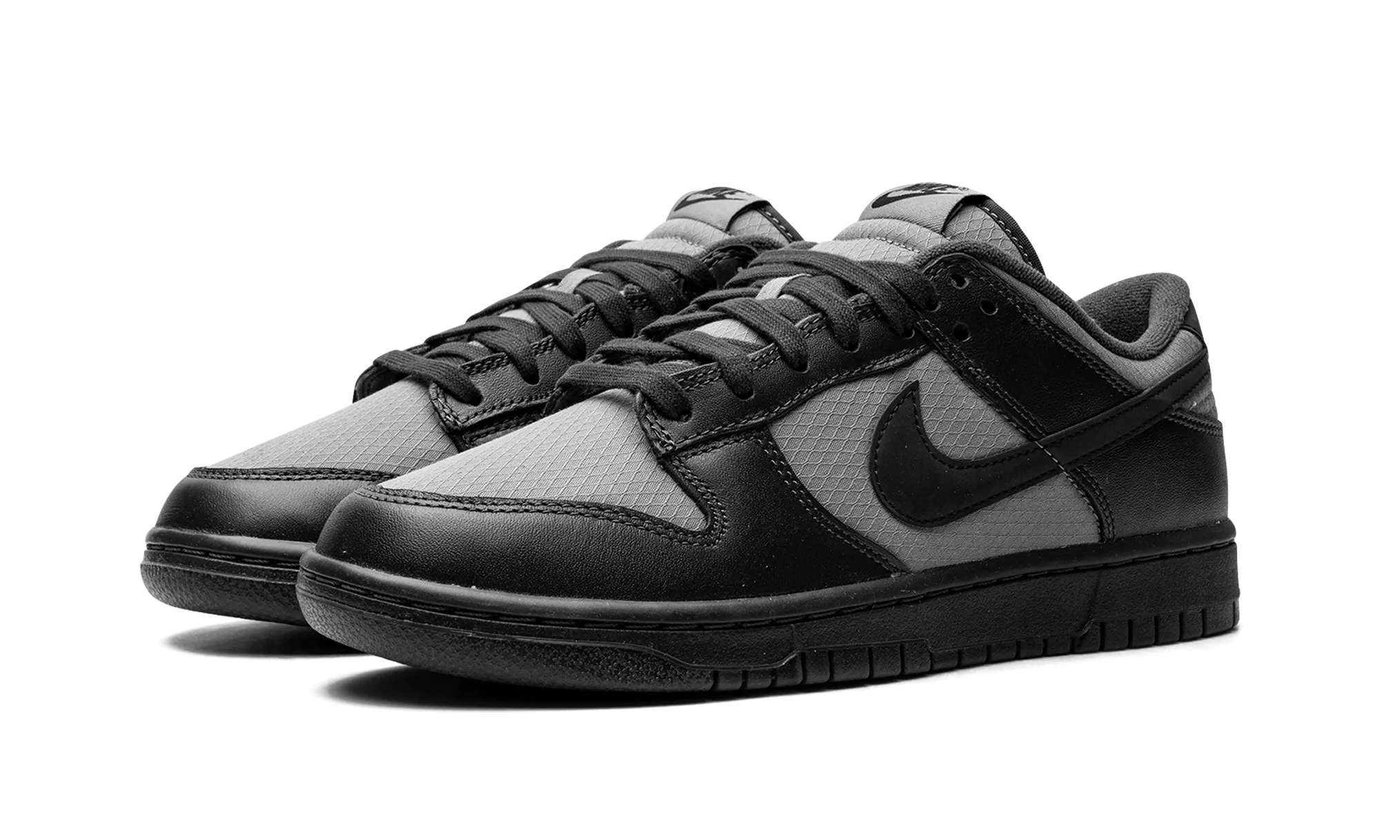 Dunk Low Retro SE "Off Noir Smoke Grey" Foot alignment