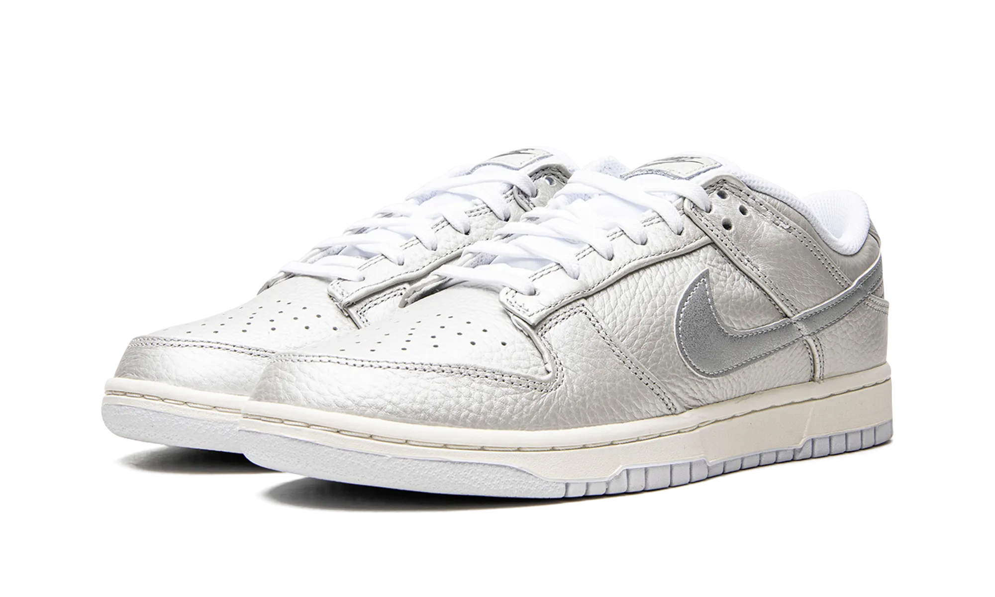 Dunk Low "Metallic Silver" Bold Landing Flex Step